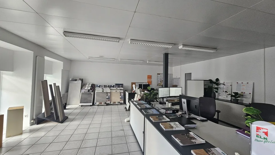 Terreno in vendita - Spazio commerciale e appartamento di 4.5 locali