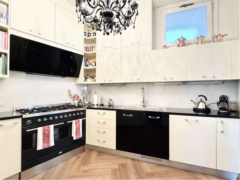 Spettacolare villa con ampio terreno, piscina, dependance e stupenda v – foto 11 di 13