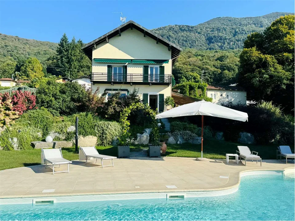 Spettacolare villa con ampio terreno, piscina, dependance e stupenda v