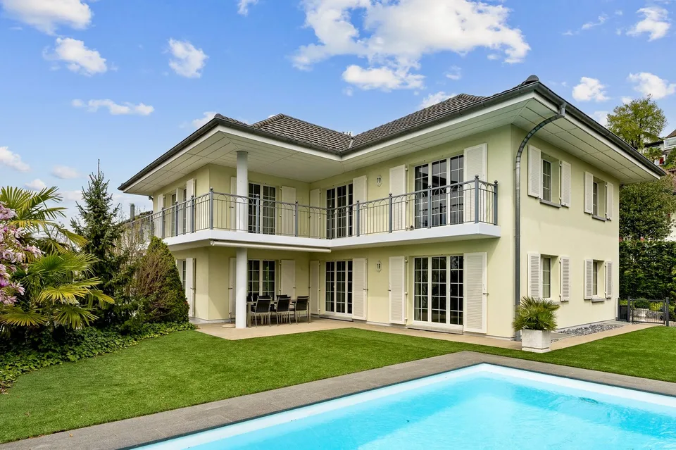 Exklusives Einfamilienhaus mit Pool