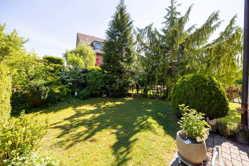 Vivere nel verde: Affascinante casa unifamiliare di 5,5 locali