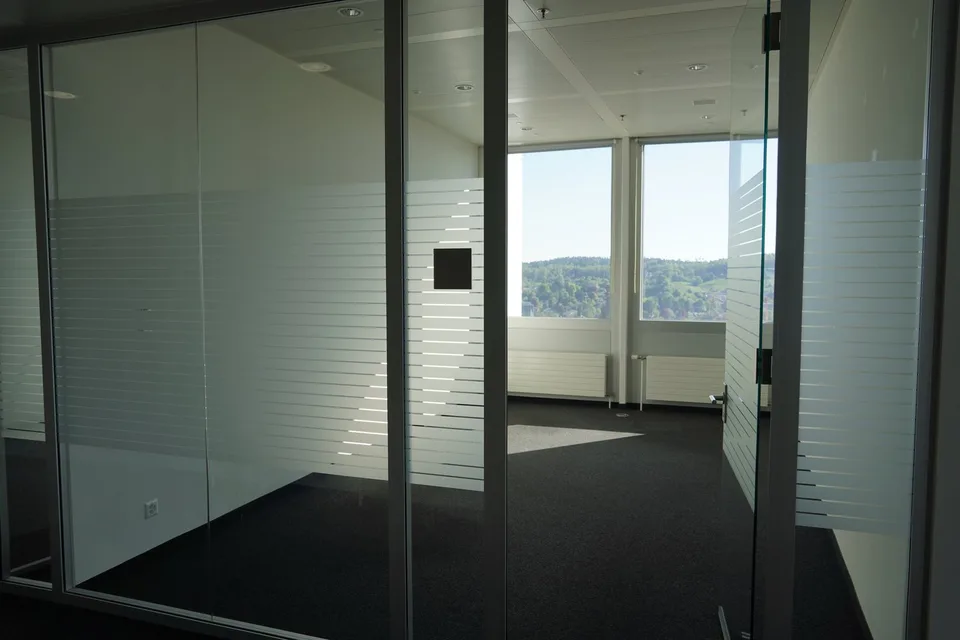 Ufficio all-inclusive al 25° piano per 2-10 postazioni di lavoro – 2 min. dalla stazione di Winterthur