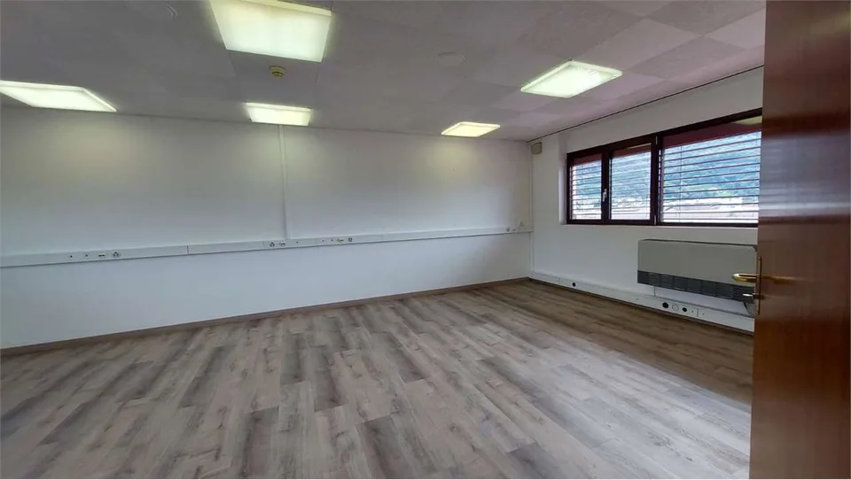 Camorino, bureau de 152 m²