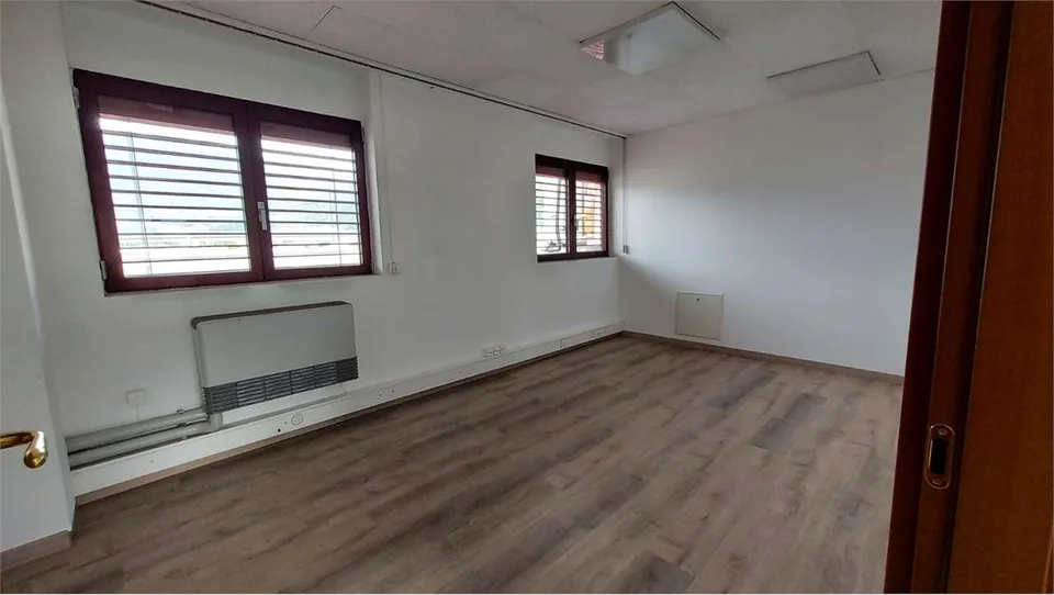 Camorino, bureau de 152 m²