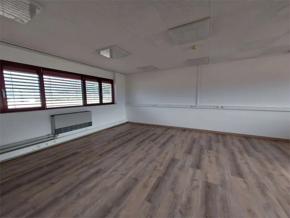 Camorino, bureau de 152 m²