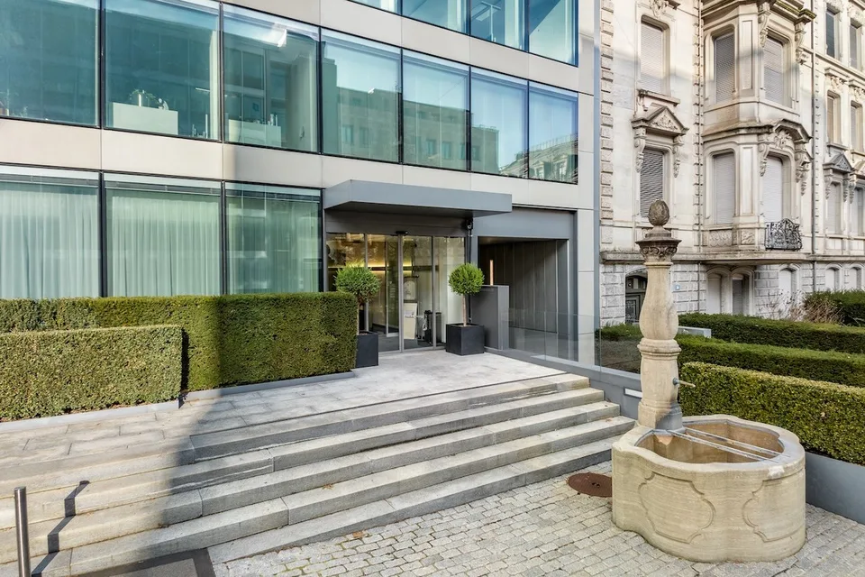 Modernes Geschäftshaus, ideal für eine Bank