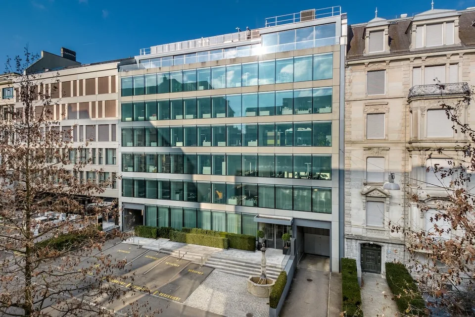 Modernes Geschäftshaus, ideal für eine Bank