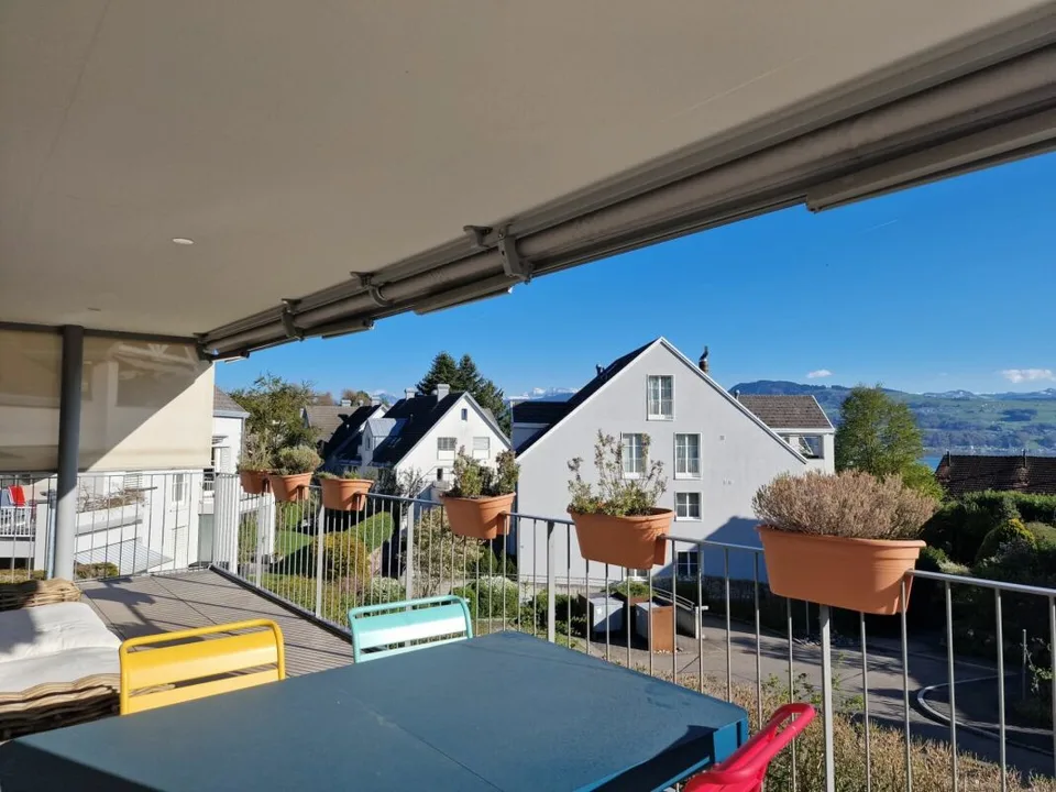 Moderner Eigentumsstandard mit See- und Bergsicht