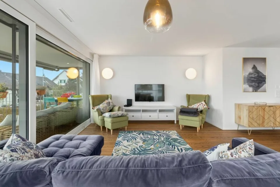 Moderni standard di proprietà con vista sul lago e le montagne