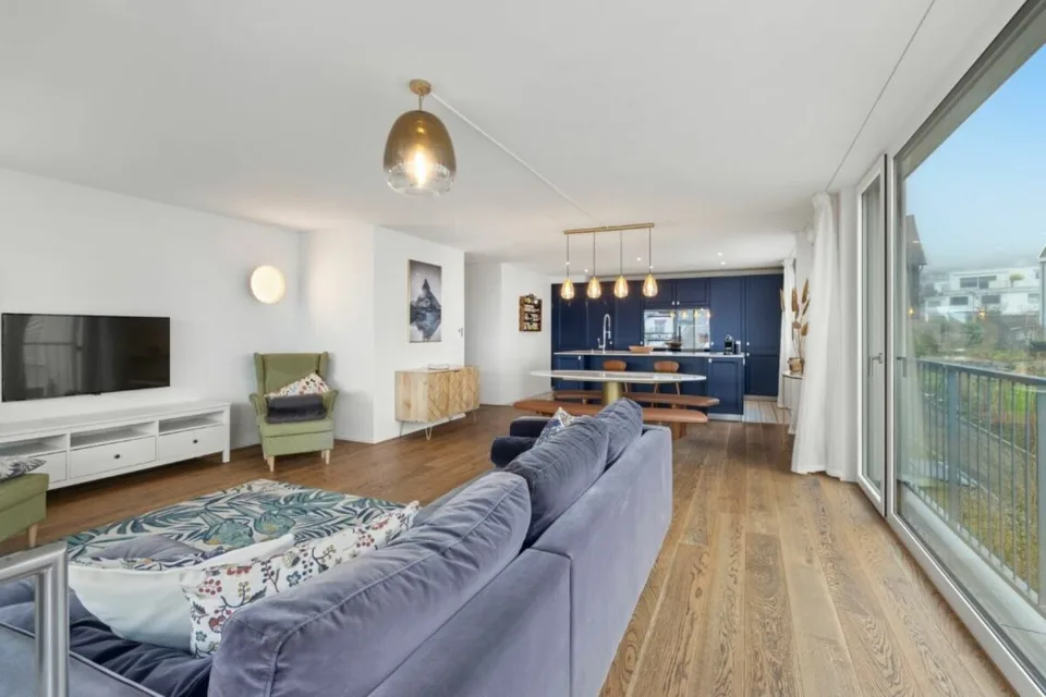 Moderni standard di proprietà con vista sul lago e le montagne