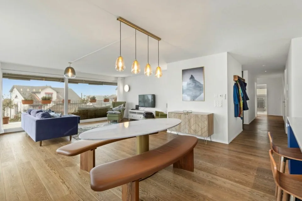 Moderni standard di proprietà con vista sul lago e le montagne