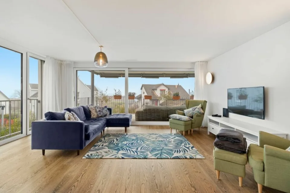 Moderni standard di proprietà con vista sul lago e le montagne