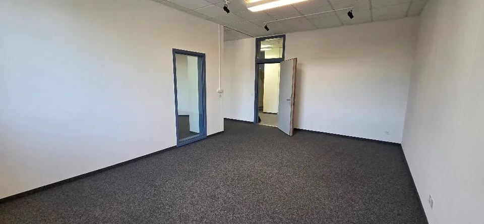 Environ 60 m2 d'espace de bureau au 1er étage