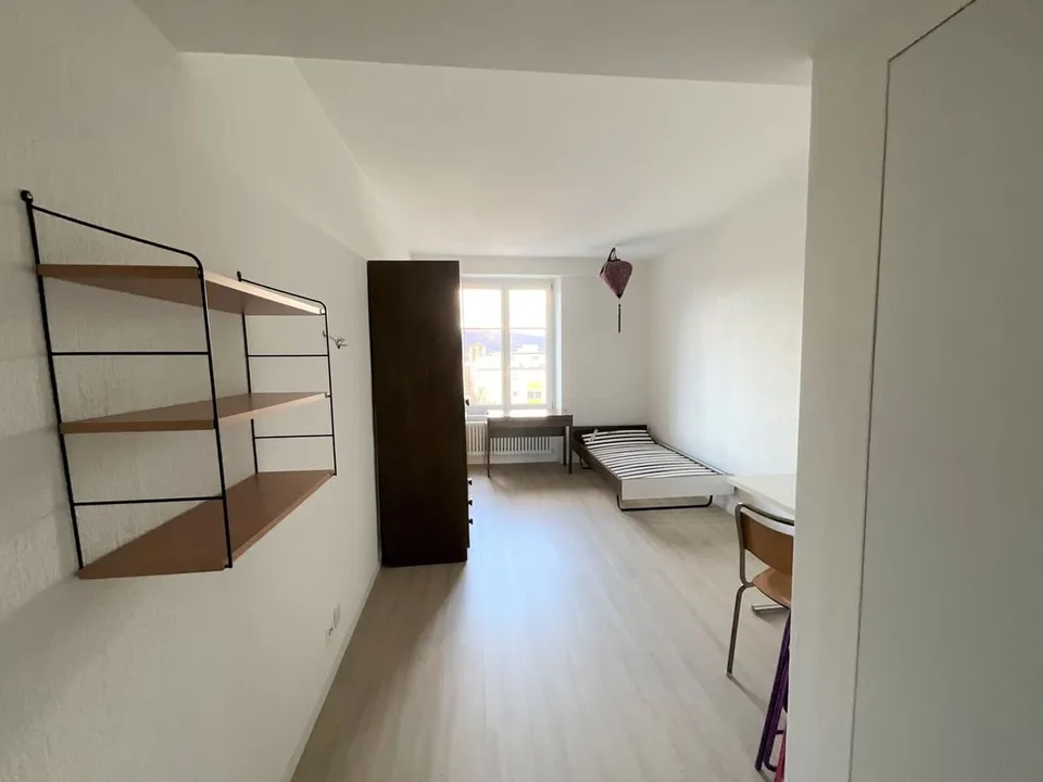 Möbliertes Zimmer mit eigenem Bad