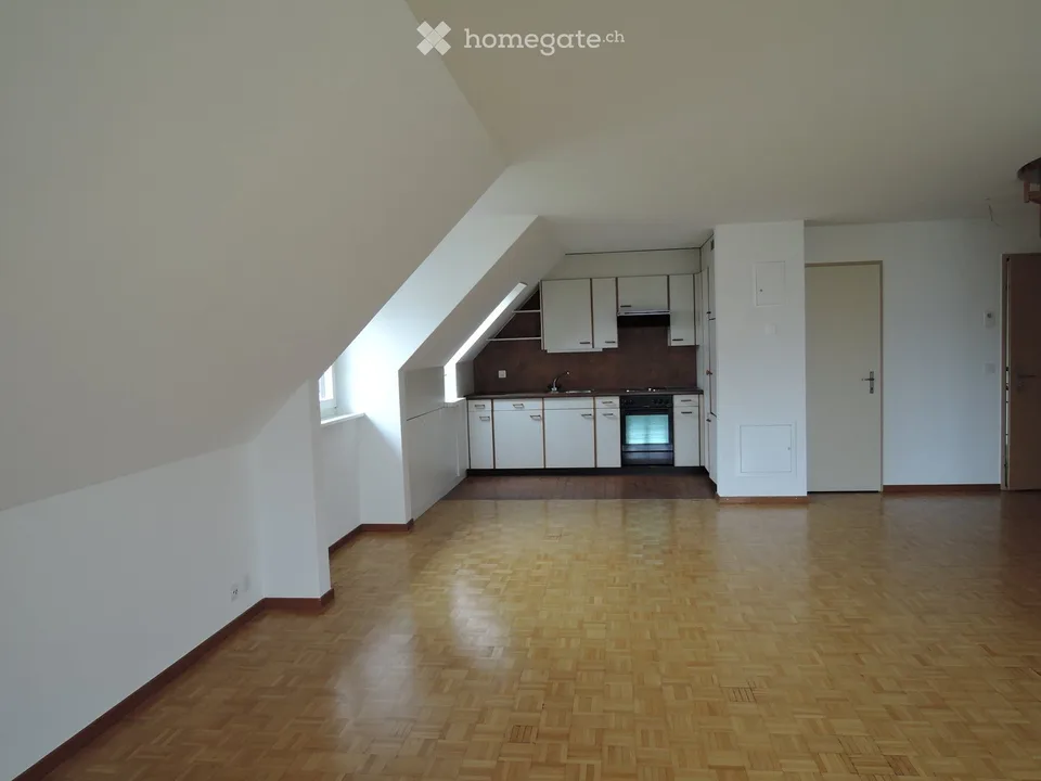Appartamento mansardato luminoso e tranquillo di 2,5 locali ad Aesch ZH – disponibile immediatamente