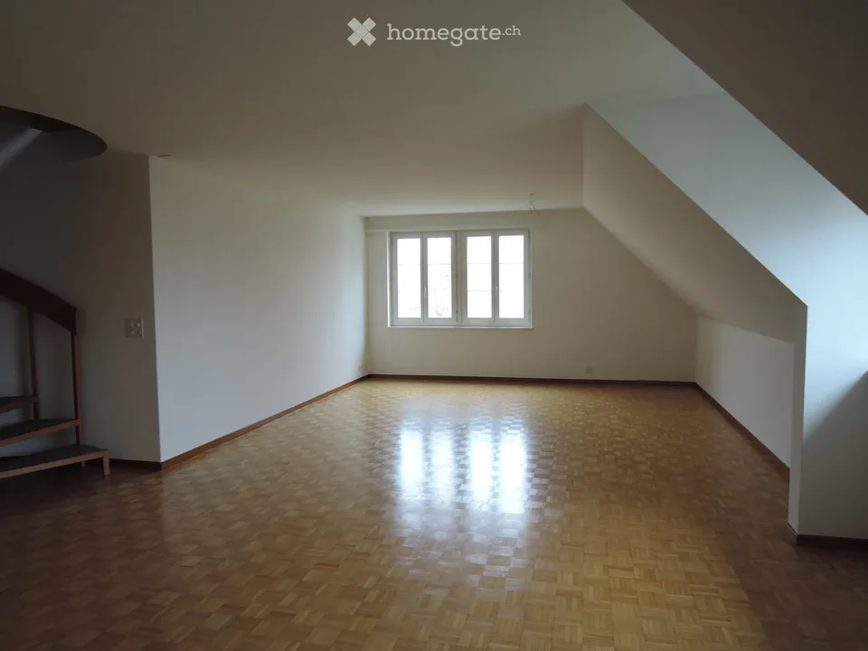 Appartamento mansardato luminoso e tranquillo di 2,5 locali ad Aesch ZH – disponibile immediatamente