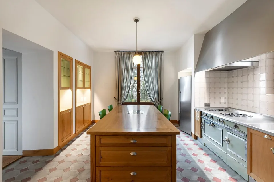 Prächtige 15-Zimmer-Villa mit außergewöhnlichem Blick zu vermieten, möbliert
