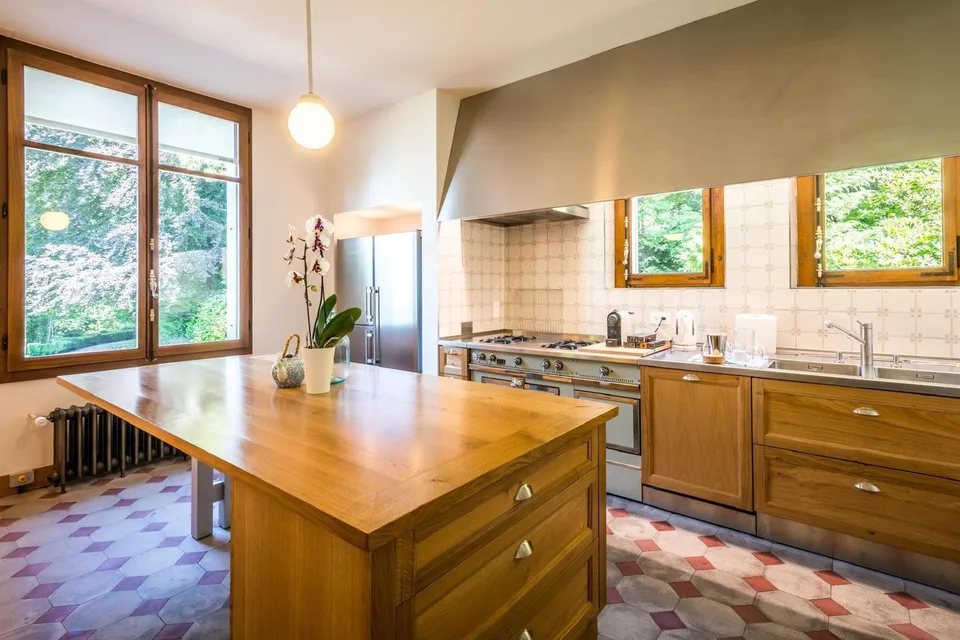 Prächtige 15-Zimmer-Villa mit außergewöhnlichem Blick zu vermieten, möbliert