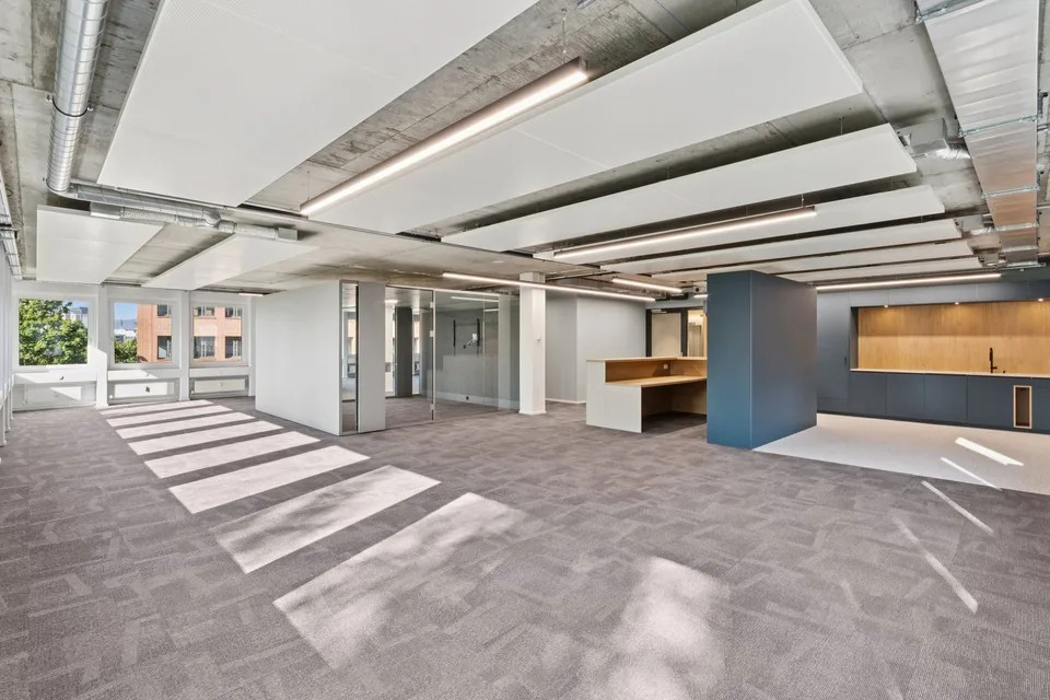 Revitalisiert, zertifiziert, flexibel: vollausgebaute Bürofläche im Attika (656m²)