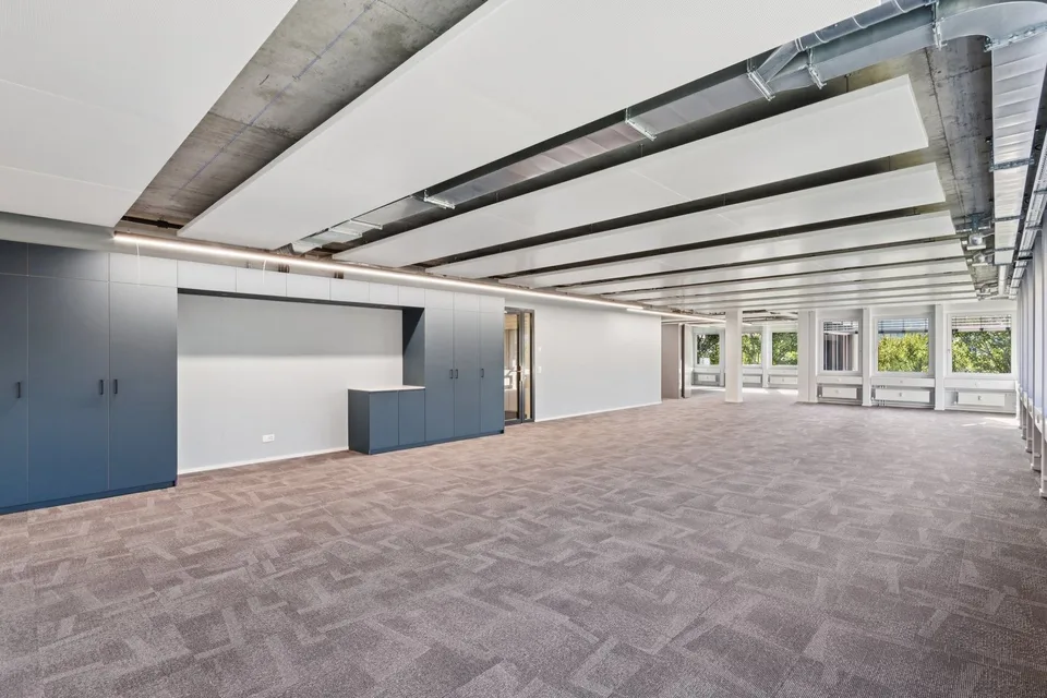 Revitalisiert, zertifiziert, flexibel: vollausgebaute Bürofläche im Attika (656m²)