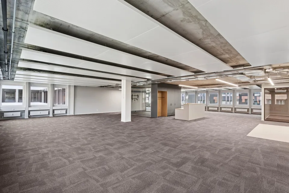 Revitalisiert, zertifiziert, flexibel: vollausgebaute Bürofläche im Attika (656m²)