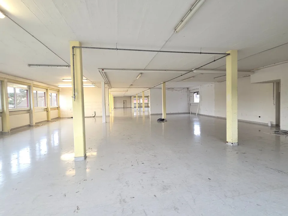 Spazi di uffici/industriali ben collegati a Kloten