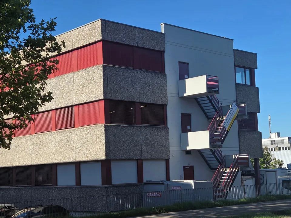Spazi di uffici/industriali ben collegati a Kloten