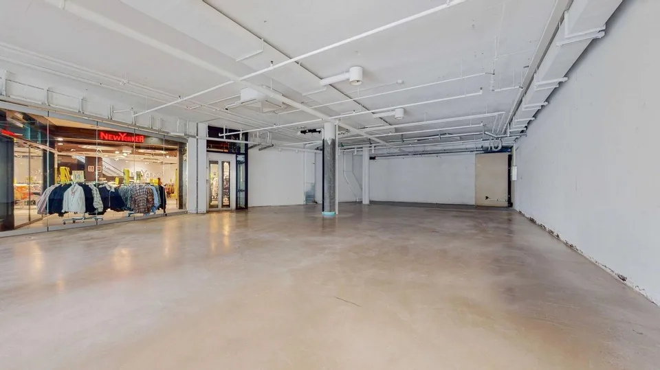 "699 m² Verkaufsfläche direkt neben New Yorker!"