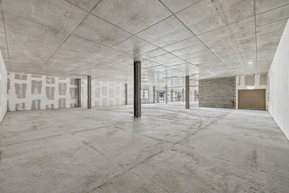 New arcade for rent | First-class surface with gable to the street