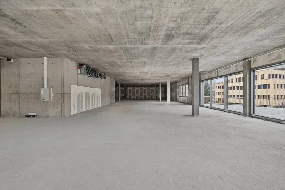 New arcade for rent | First-class surface with gable to the street
