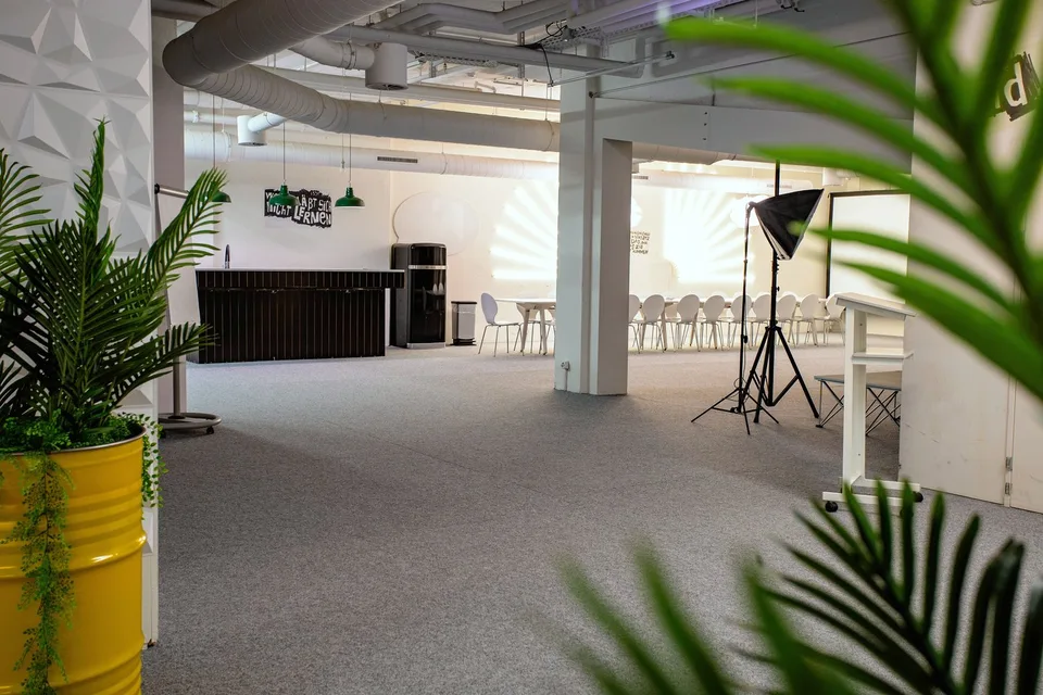 Ausgebauter Saal im Stadtzentrum mit Lüftung und Rolltreppenzugang