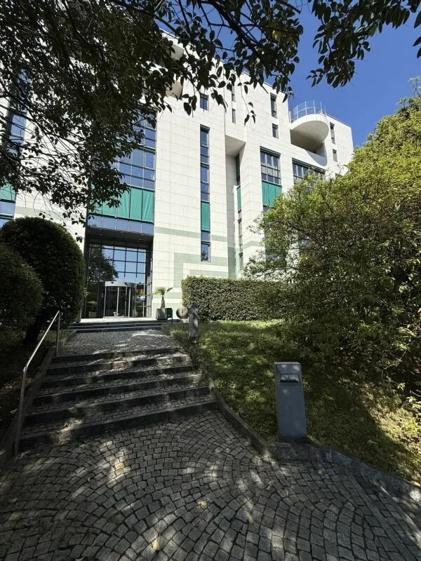 Prestigioso Büro mit dominierendem Blick auf die Stadt. Geeignet für gemischte Wohnnutzung