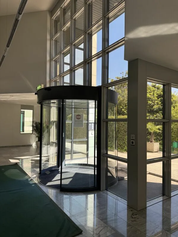 Prestigioso Büro mit dominierendem Blick auf die Stadt. Geeignet für gemischte Wohnnutzung – Foto 6 von 7