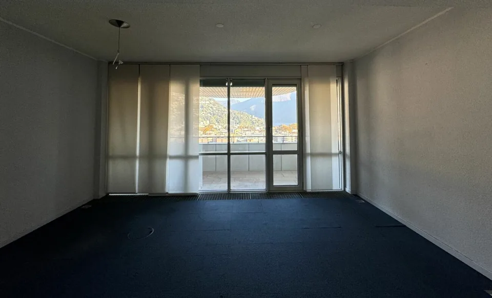 Prestigioso Büro mit dominierendem Blick auf die Stadt. Geeignet für gemischte Wohnnutzung