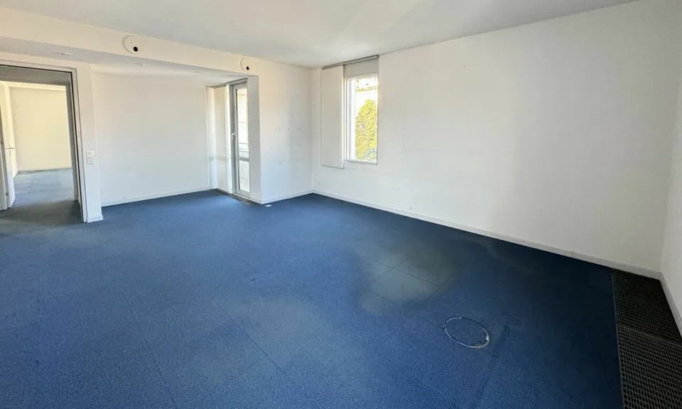 Prestigioso Büro mit dominierendem Blick auf die Stadt. Geeignet für gemischte Wohnnutzung