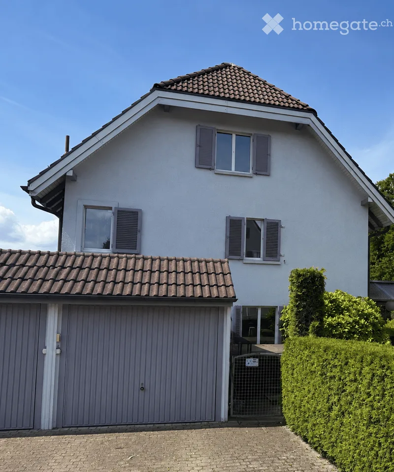 Casa unifamiliare di 5,5 locali con giardino, balcone, garage e parcheggi esterni