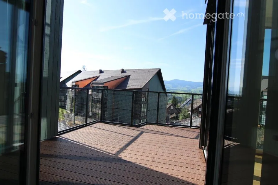 Helle 5.5-Zimmer-Maisonette-Wohnung mit Balkon und Bergblick in Hirzel