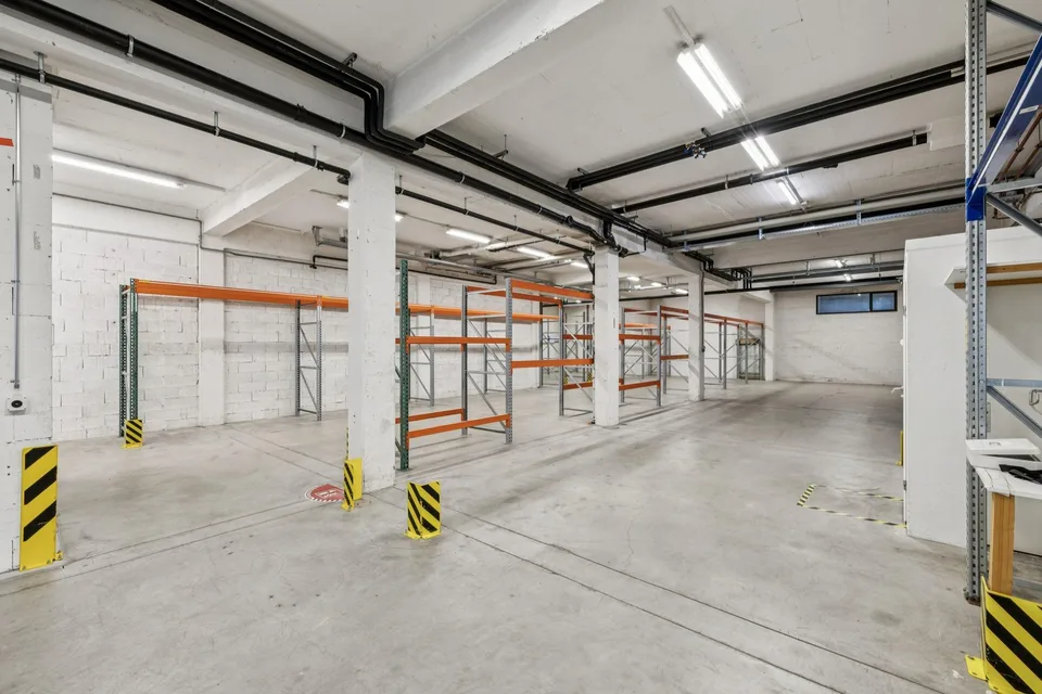 Surface industrielle avec bureaux ZI Budron 1131 m² + bureaux Accès indépendant & parkings – photo 7 sur 9