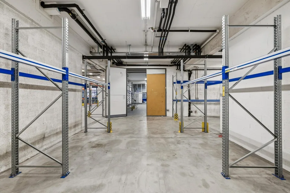 Industriefläche mit Büros ZI Budron 1131 m² + Büros Unabhängiger Zugang & Parkplätze