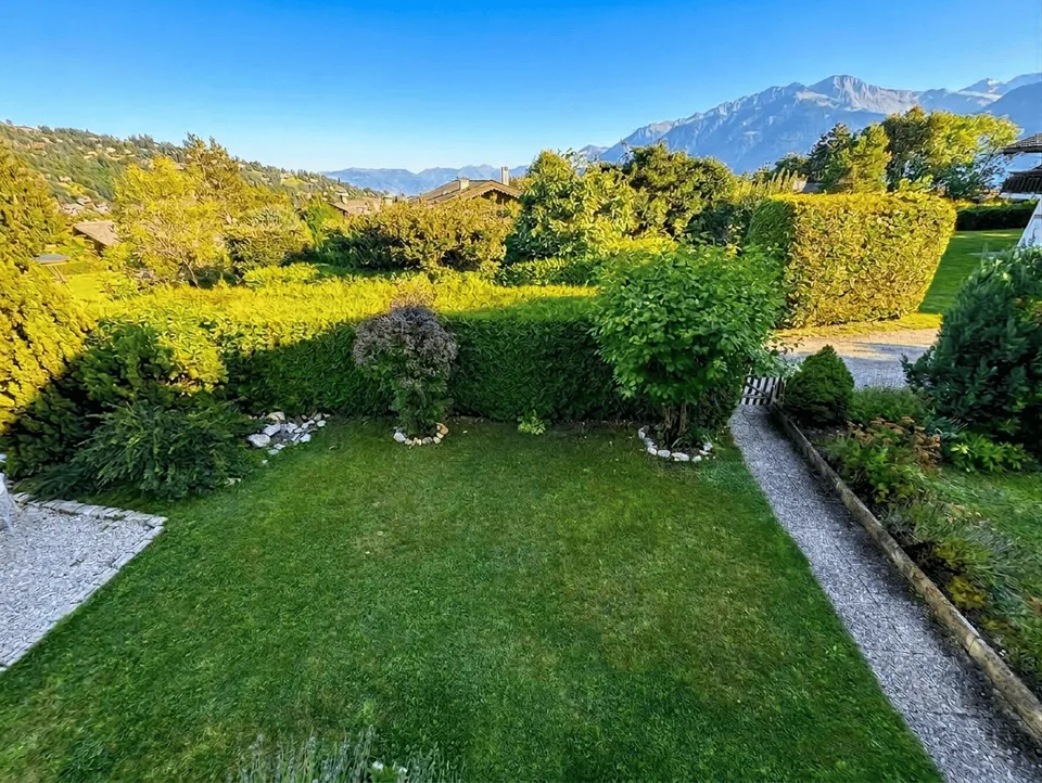 5-Room Chalet with Mountain Views in Blûche