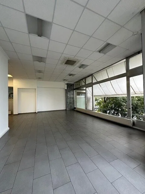 Beautiful and bright arcade for rent