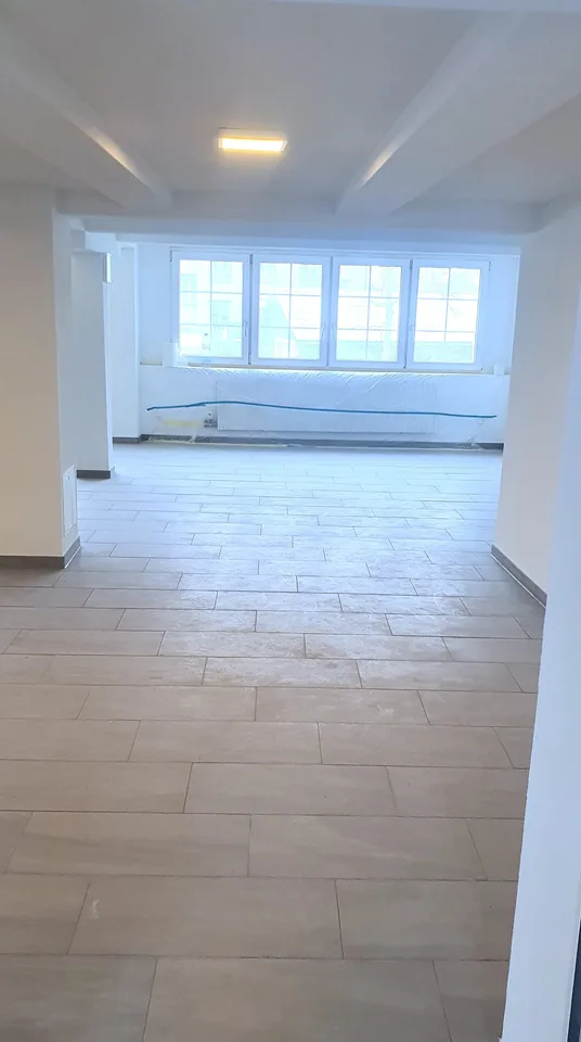 Gewerbefläche mit grosser Terrasse, ideal für Café/KiTa/Pilates- oder Yogastudio