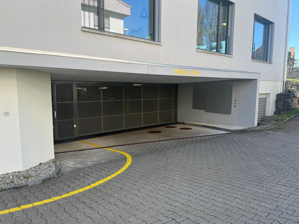 Einstellplatz zu vermieten in grosszügiger Einstellhalle
