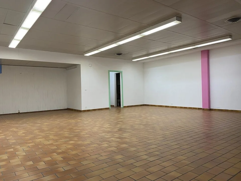 Lokal im Einkaufszentrum von Montolieu