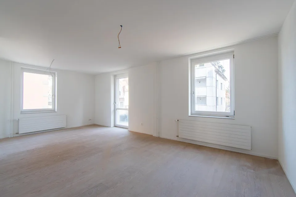 Grosszügige, frisch renovierte 2.5 Zimmer-Wohnung mit Balkon