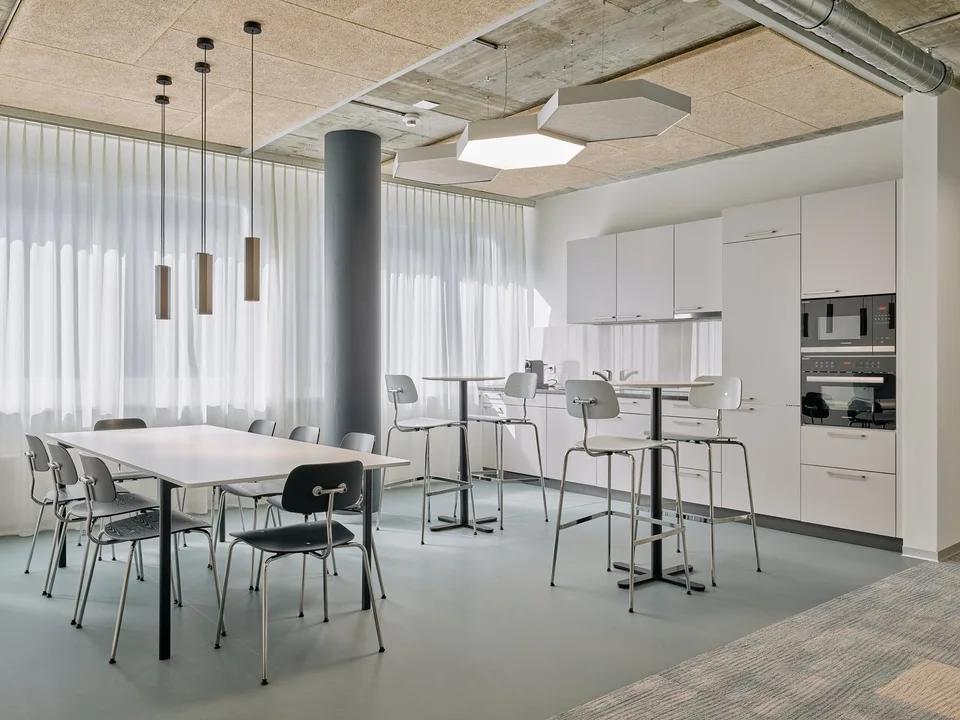 Ufficio arredato per il tuo team - situato centralmente a Neuenhof, disponibile per l'affitto immediato