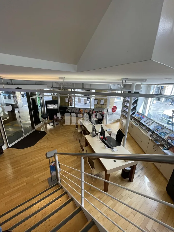 Polyvalenter Lokal mit großer Eckvitrine in Neuchâtel