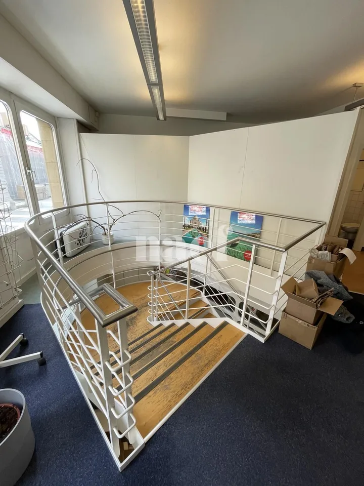 Polyvalenter Lokal mit großer Eckvitrine in Neuchâtel