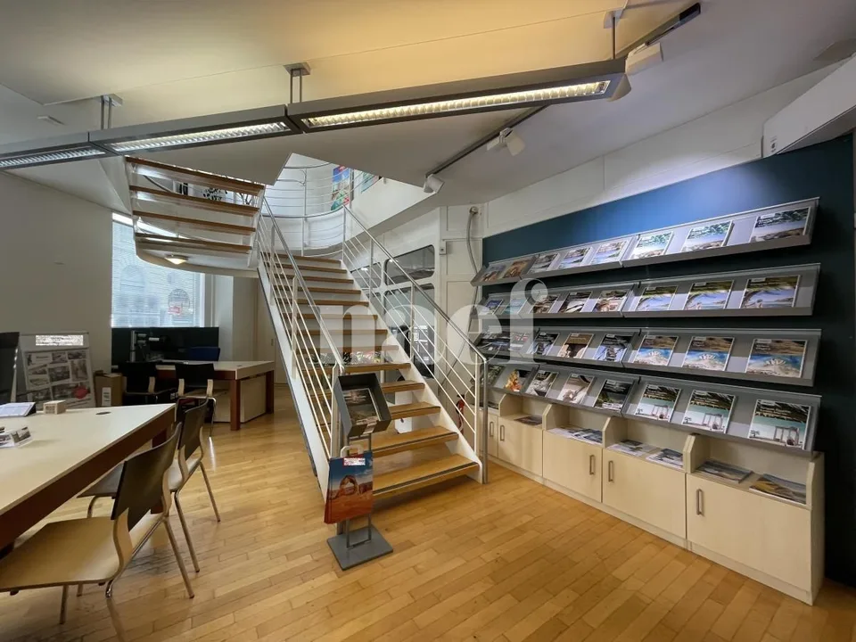 Polyvalenter Lokal mit großer Eckvitrine in Neuchâtel