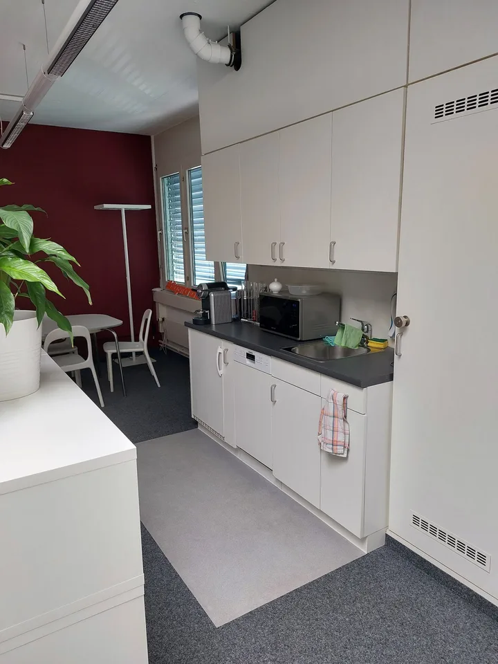 280 m2 di spazio per uffici e circa 120 m2 di laboratorio/magazzino